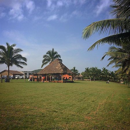 Готель Sankofa Beach House Kokrobite Екстер'єр фото